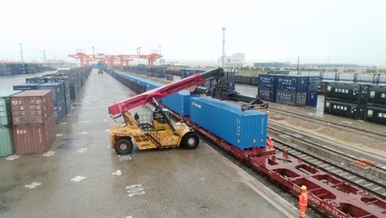 西部陸海新通道鐵海聯(lián)運(yùn)貨物量激增 見(jiàn)證高效吊裝下的經(jīng)濟(jì)動(dòng)脈躍動(dòng)