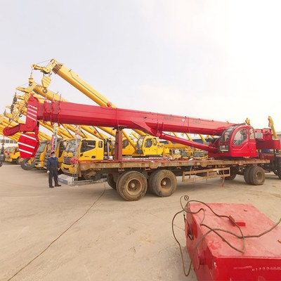 港口貨物吊裝利器 25噸船吊與碼頭小型吊機(jī)的專業(yè)搬運(yùn)服務(wù)